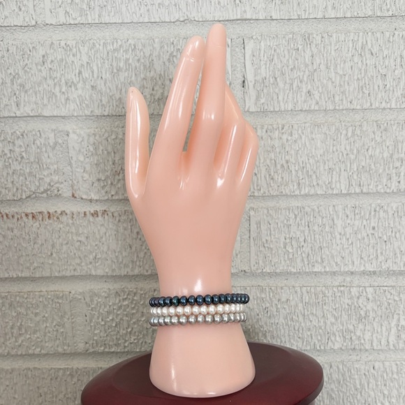 Set of 3 HONORA Freshwater Button Pearl Stretch Bracelets Shades of Gray 6.5mm - Picture 3 of 6